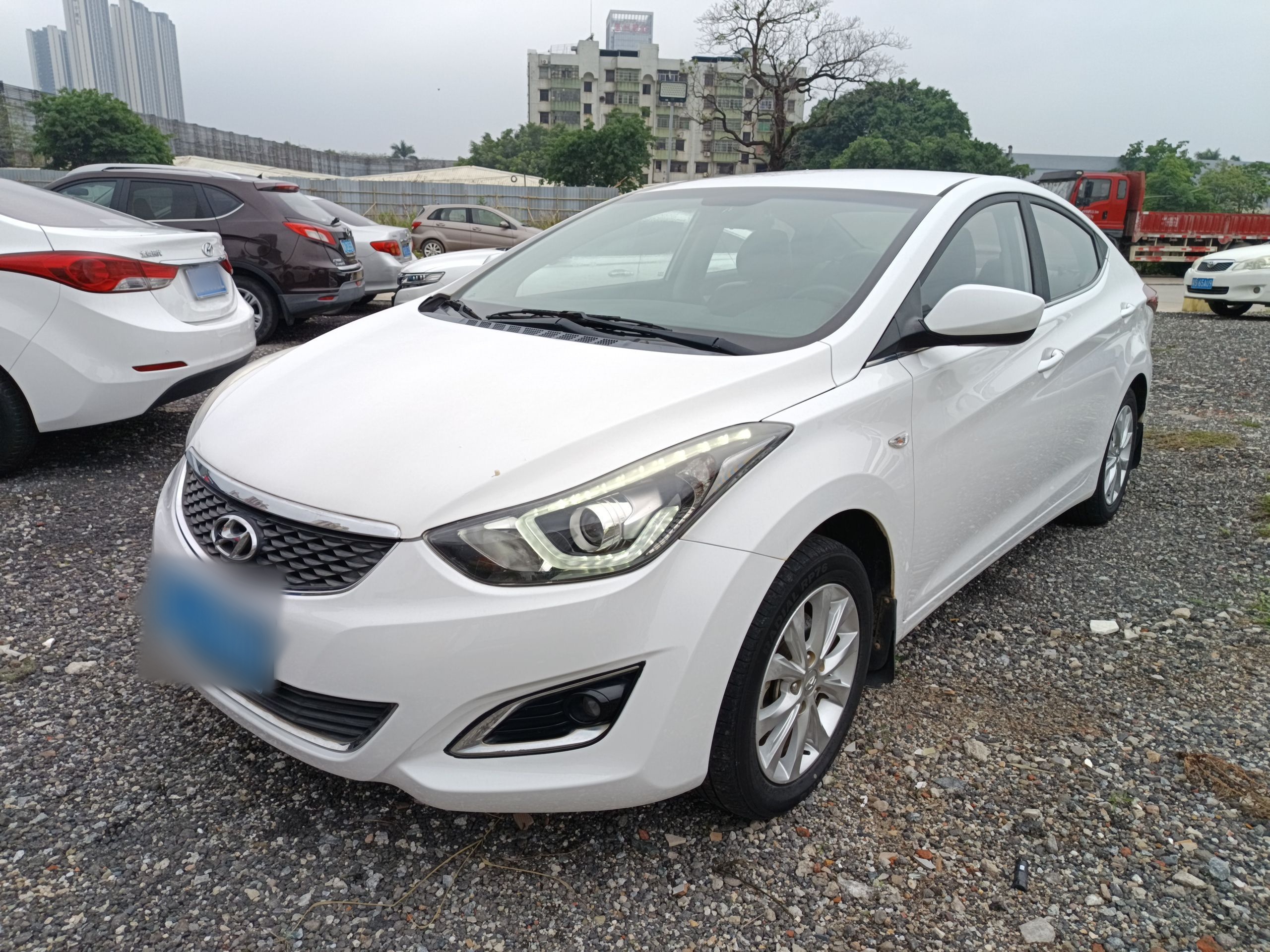 Под передней частью автомобиля