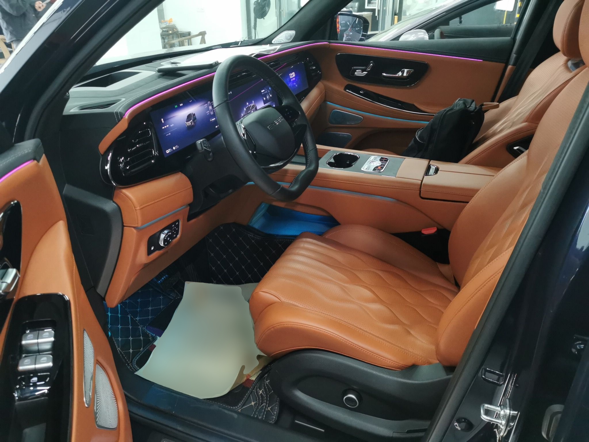 المقاعد الأمامية داخل السيارة