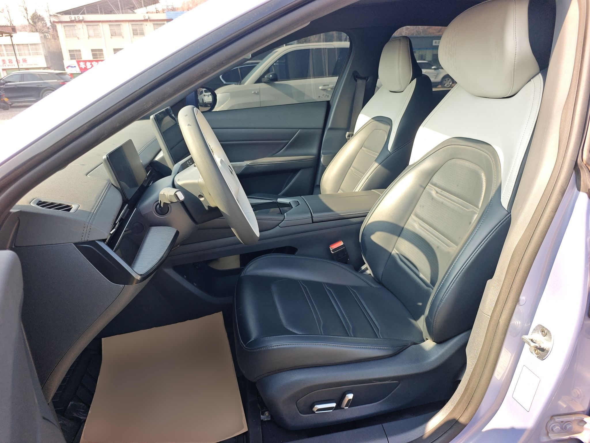 Переднее сиденье в автомобиле