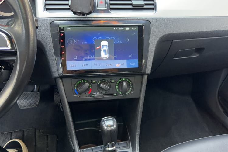 Used Skoda Rapid 2018 1.6L Automatic Comfort Edition Audio And AC Panel