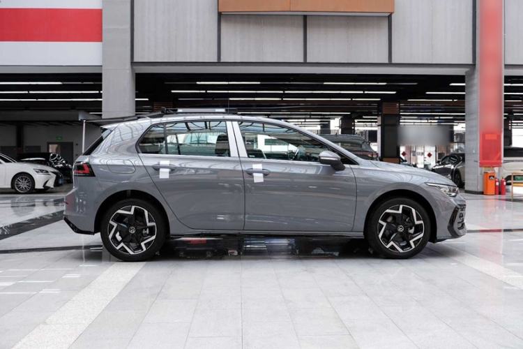 Used Volkswagen Golf 2025 Facelift 300TSI R-Line Exterior 2