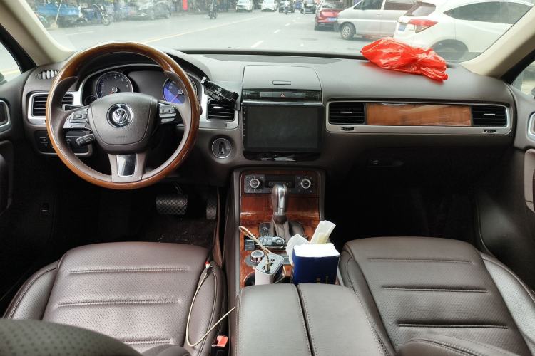 Used Volkswagen Touareg 2011 3.0 TSI Comfort Version Center Console