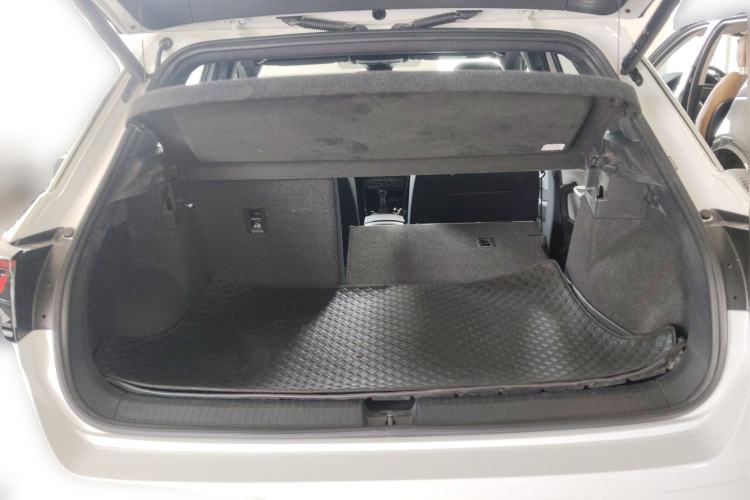 Used Volkswagen T-ROC 2025 Facelifted 300TSI DSG Two-Wheel-Drive Chen Guang Edition Trunk