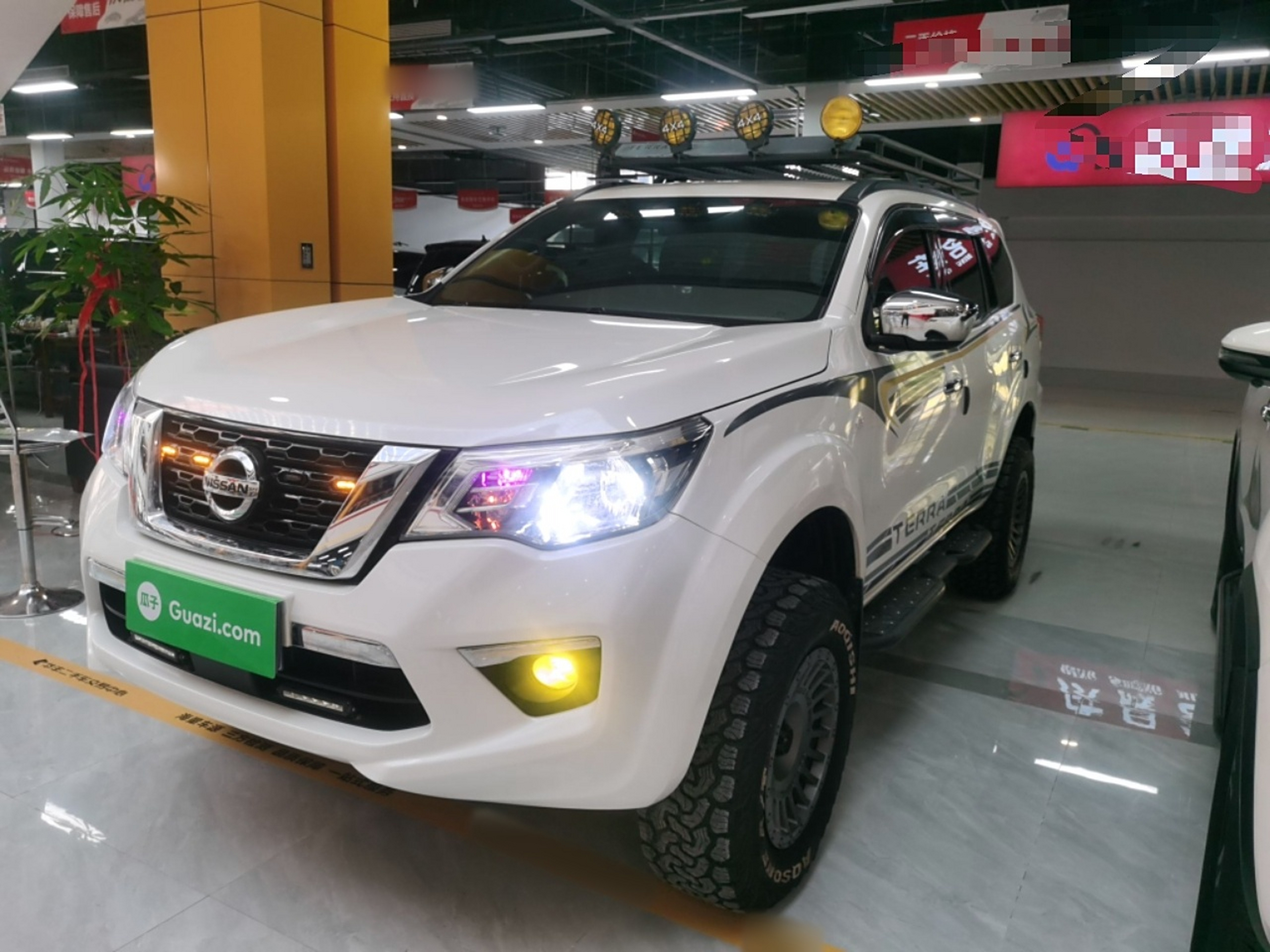 تحت مقدمة السيارة