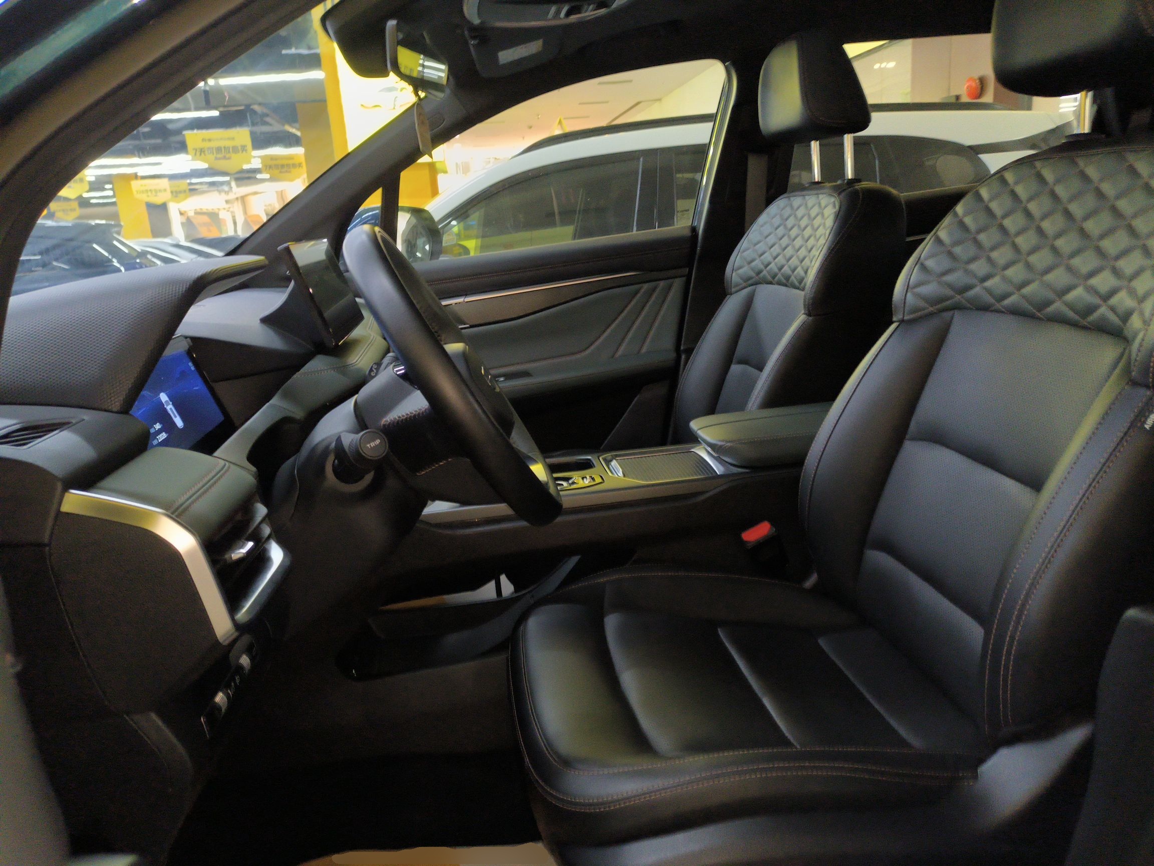 المقاعد الأمامية داخل السيارة