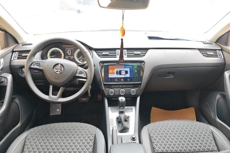 Used Skoda Octavia 2019 1.5L Automatic Luxury Edition Center Console