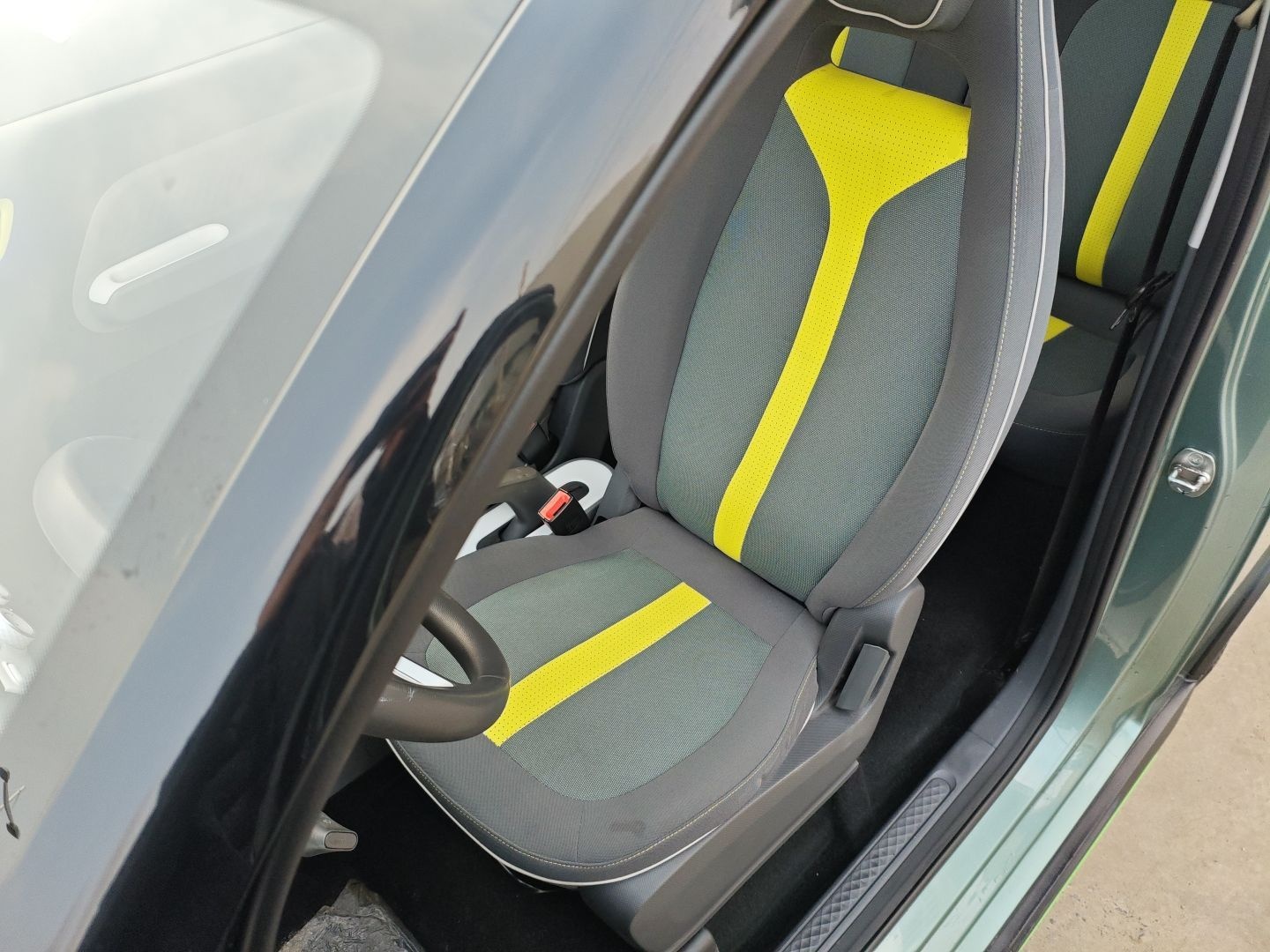 Переднее сиденье в автомобиле