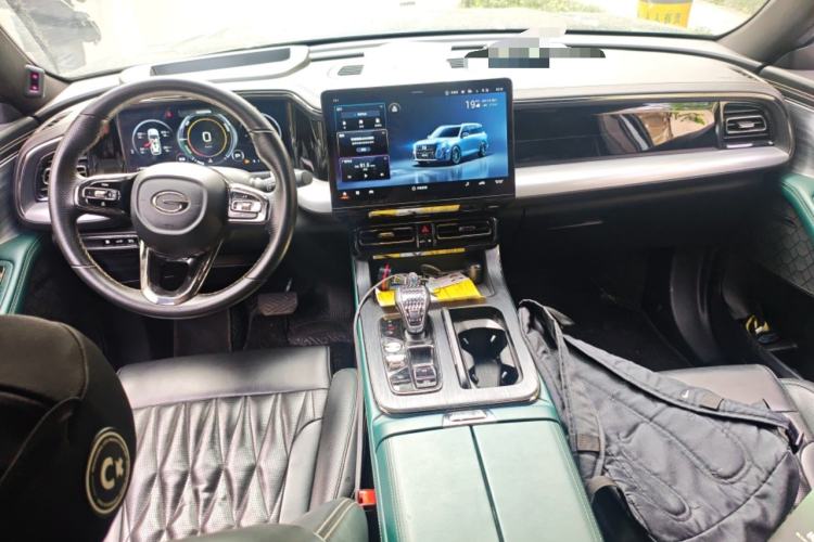 Used GAC Trumpchi GS8 2022 Double-Energy Series 2.0TM Two-Wheel Drive Prestige Edition (6 Seats) Center Console