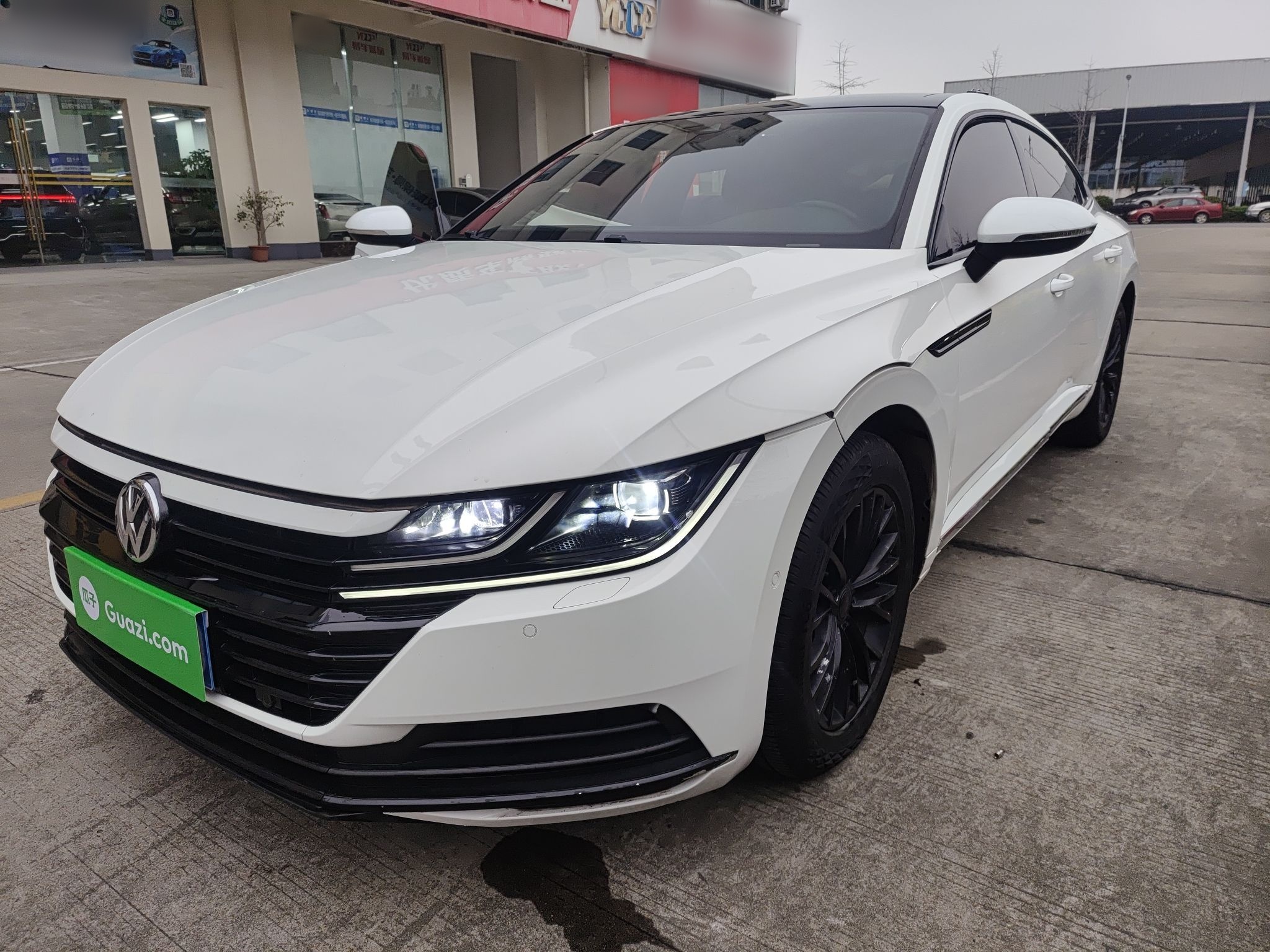 Под передней частью автомобиля