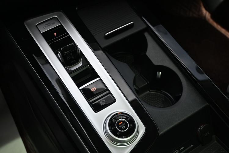 Used Volkswagen Tavendor 2024 380TSI All-Wheel Drive R-Line Blacklight Knight Edition Interior 5