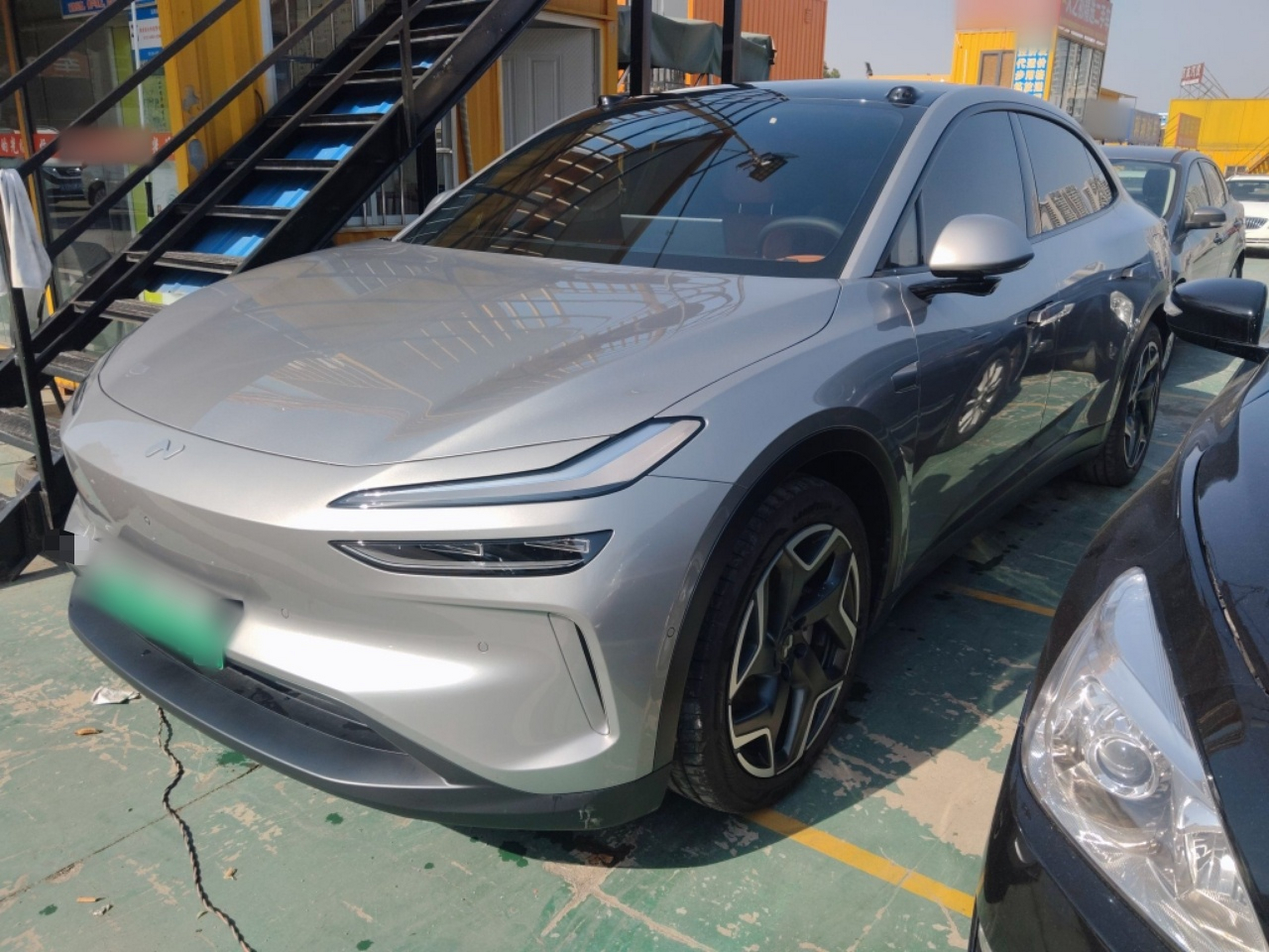 Под передней частью автомобиля