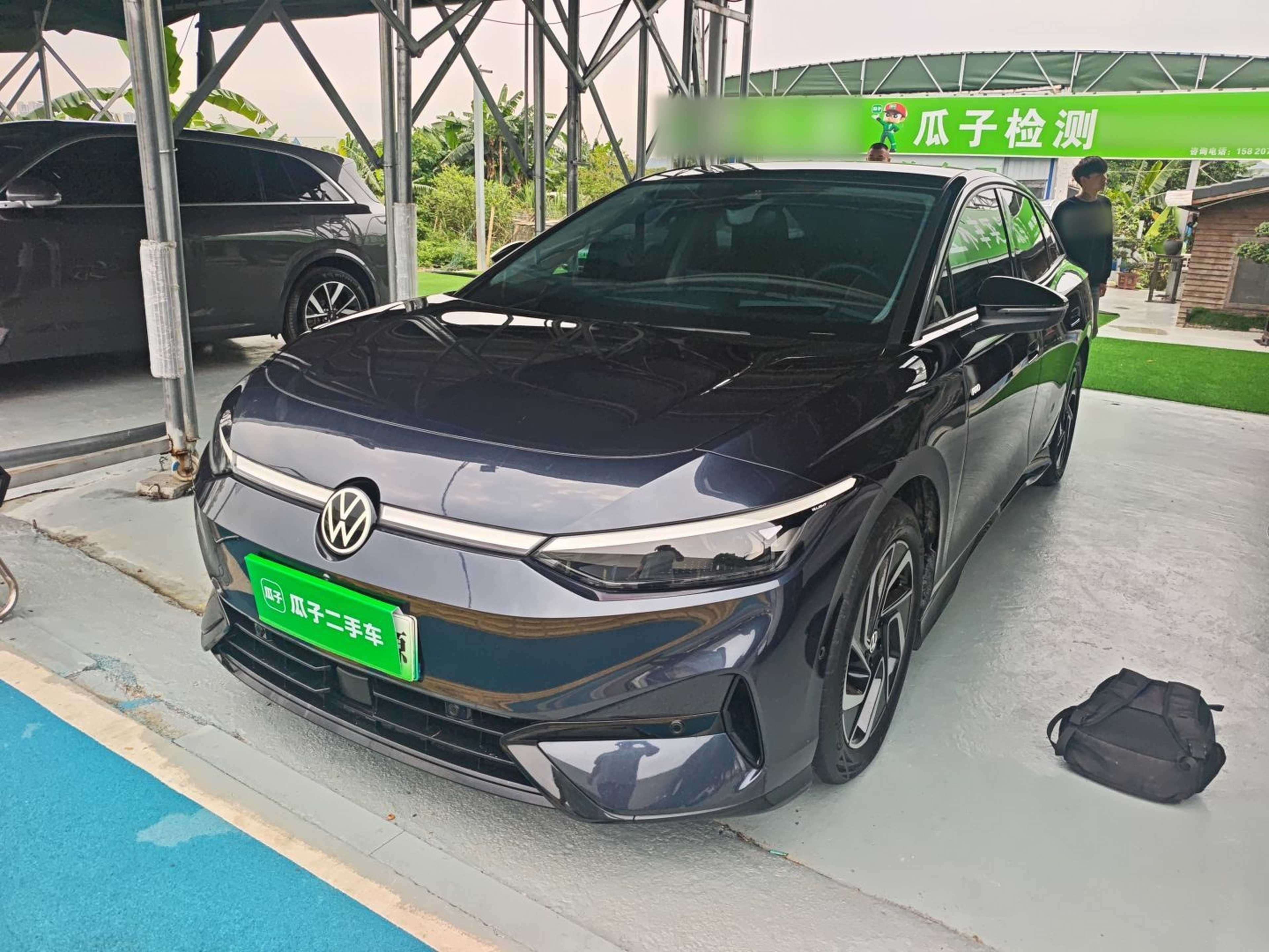 Под передней частью автомобиля