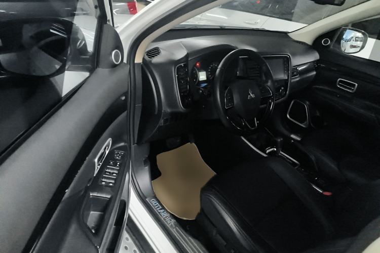 Used Mitsubishi Outlander 2018 2.0L Two-Wheel-Drive Jiale Edition 7-Seater