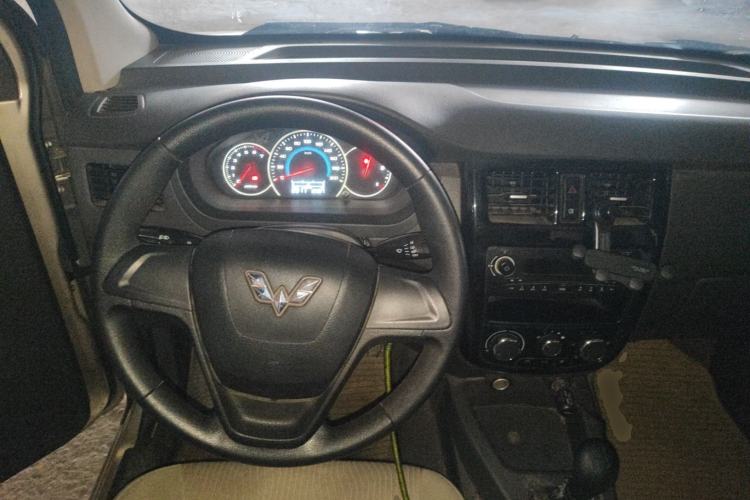 Used Wuling Rongguang V 2016 1.5L Standard Version
