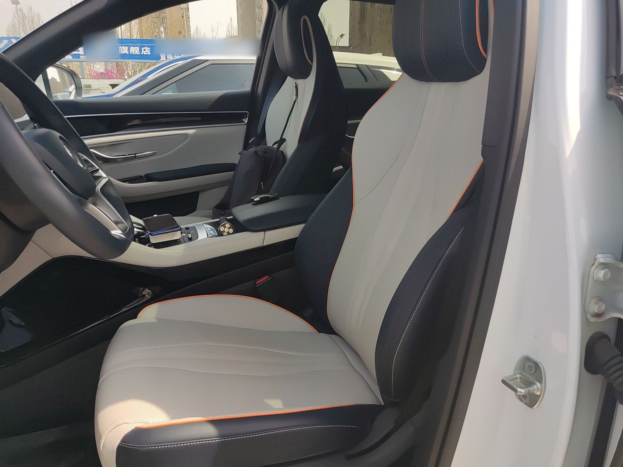 Переднее сиденье в автомобиле