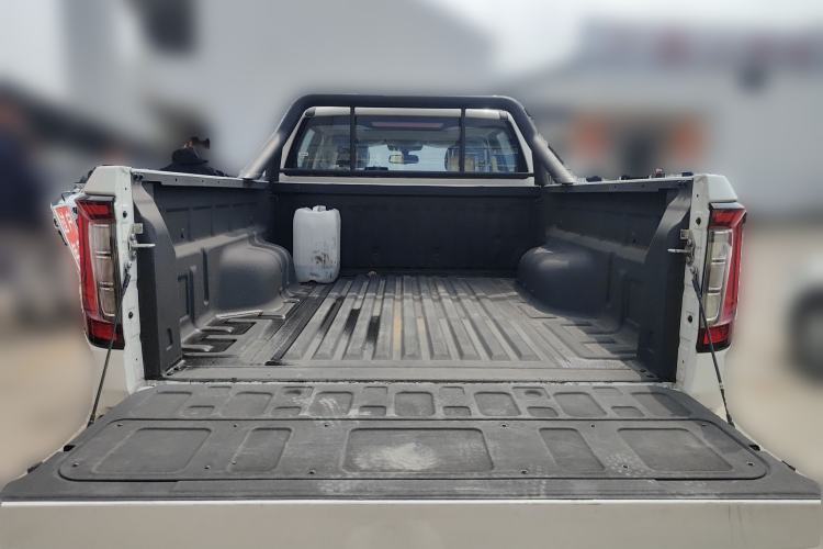 Used Sinotruk BOLDEN 2024 Commercial 2.0T Automatic Diesel 4x4 Long Wheelbase Luxury Edition Trunk