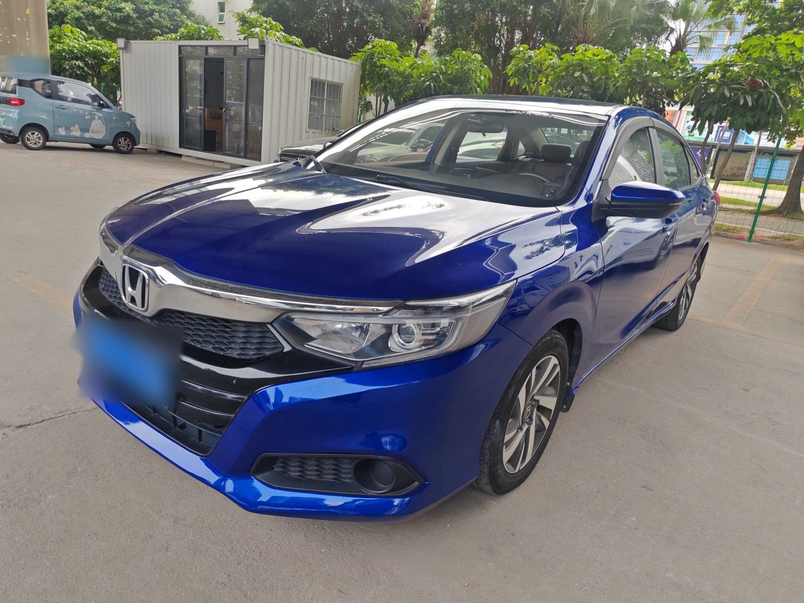 Под передней частью автомобиля