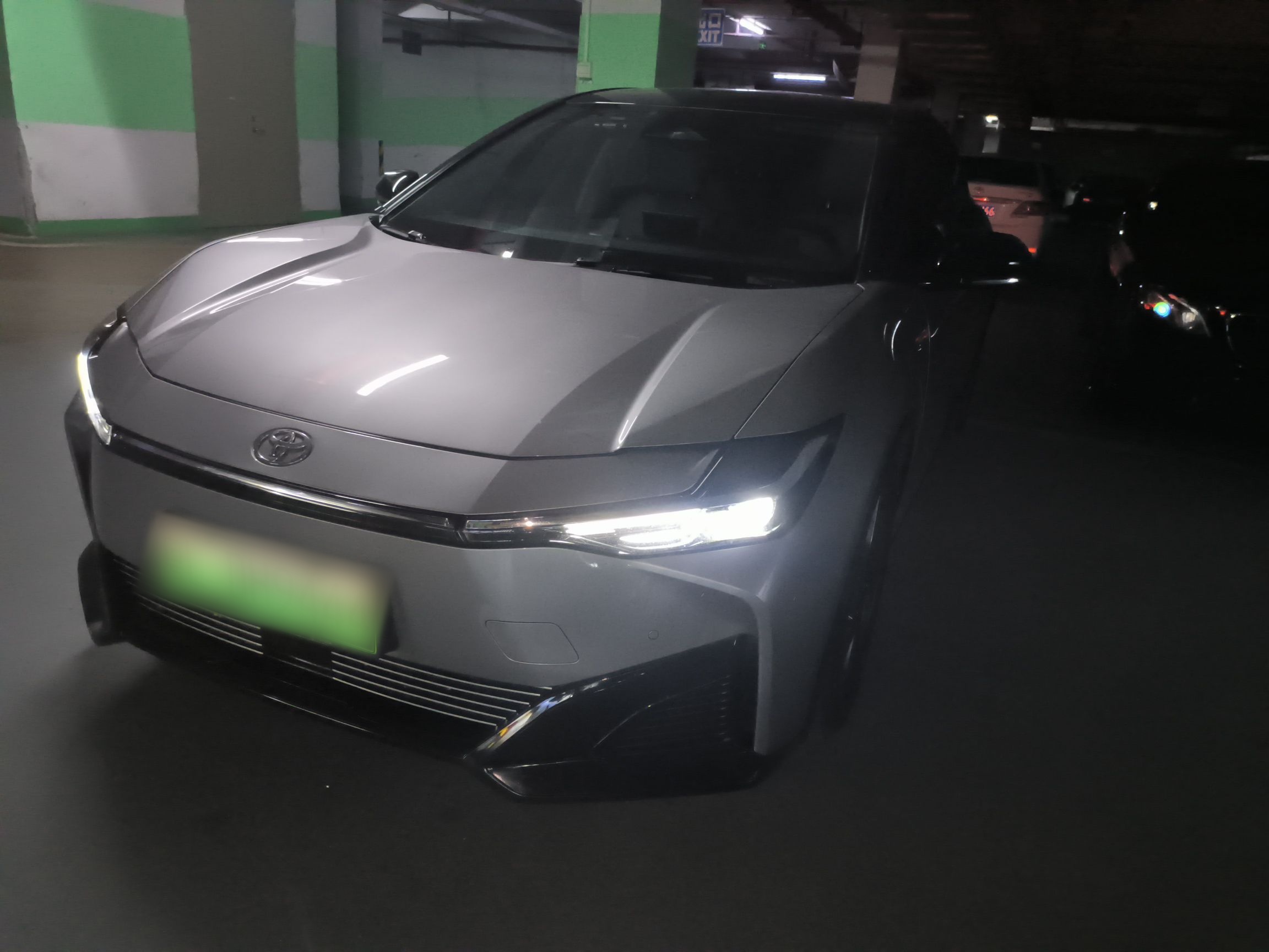 Под передней частью автомобиля