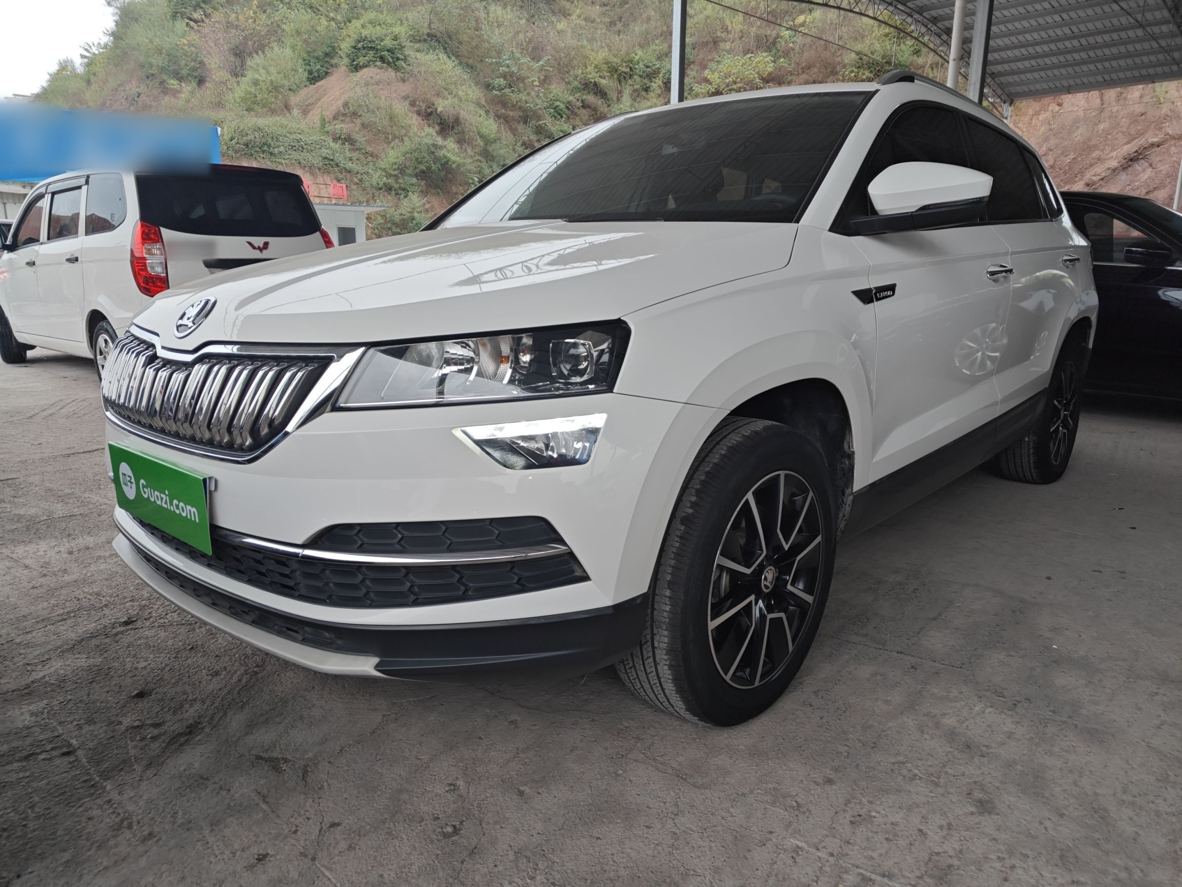 Под передней частью автомобиля