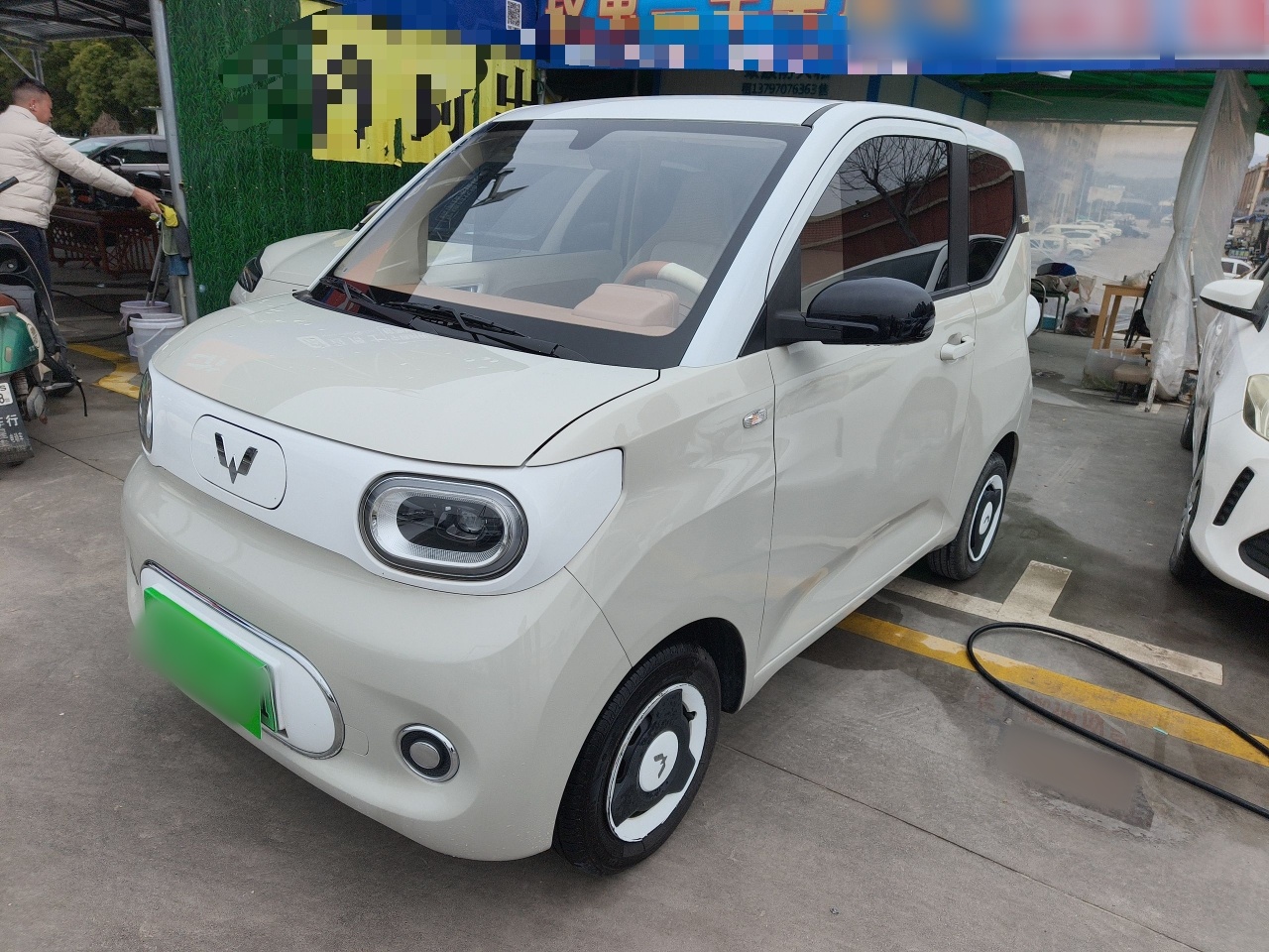 تحت مقدمة السيارة