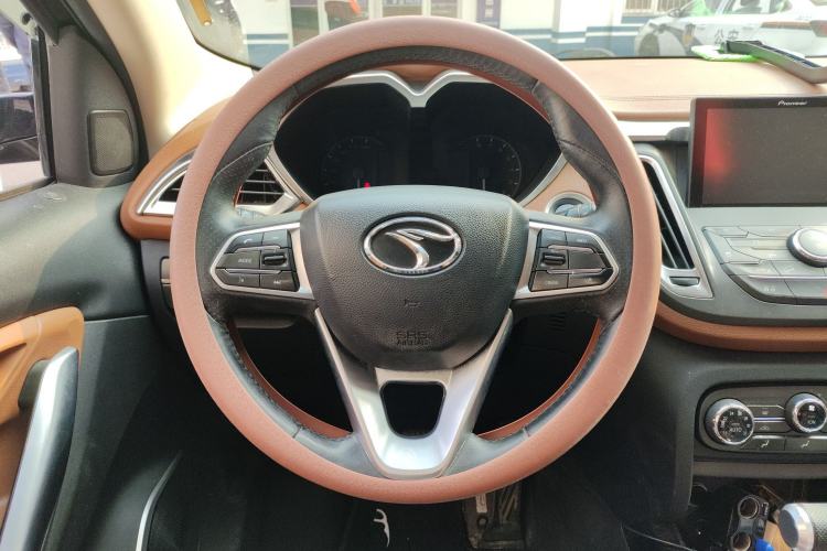 Used Soueast DX7 2017 1.5T Automatic White Rider Trim Steering Wheel