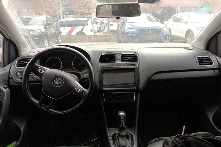 Used Volkswagen Polo 2016 1.6L Automatic Comfort Model Center Console