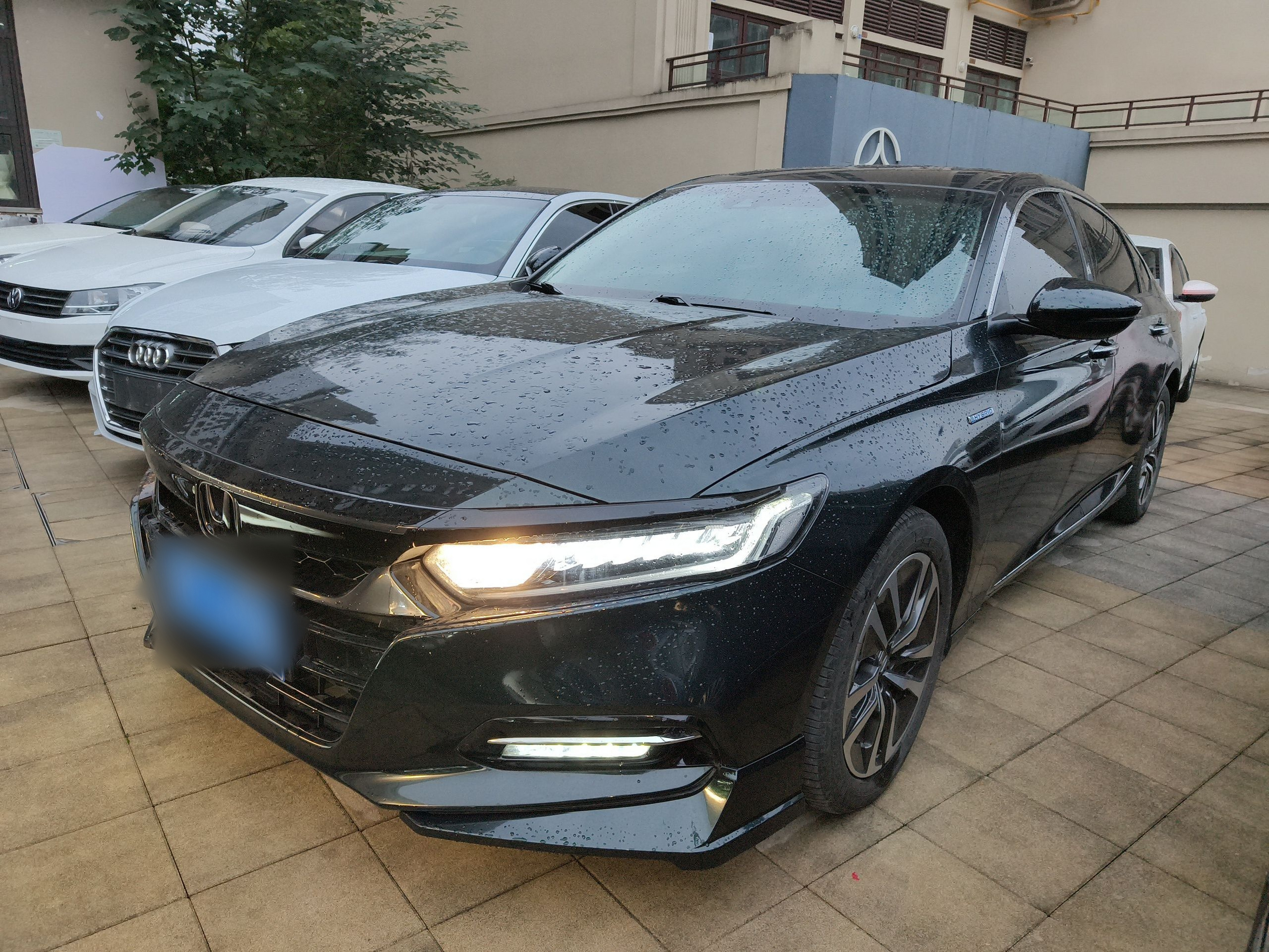 Под передней частью автомобиля