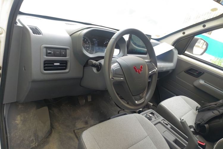 Used Wuling Yangguang 2024 300KM Comfort Version Passenger Van 75kW Center Console