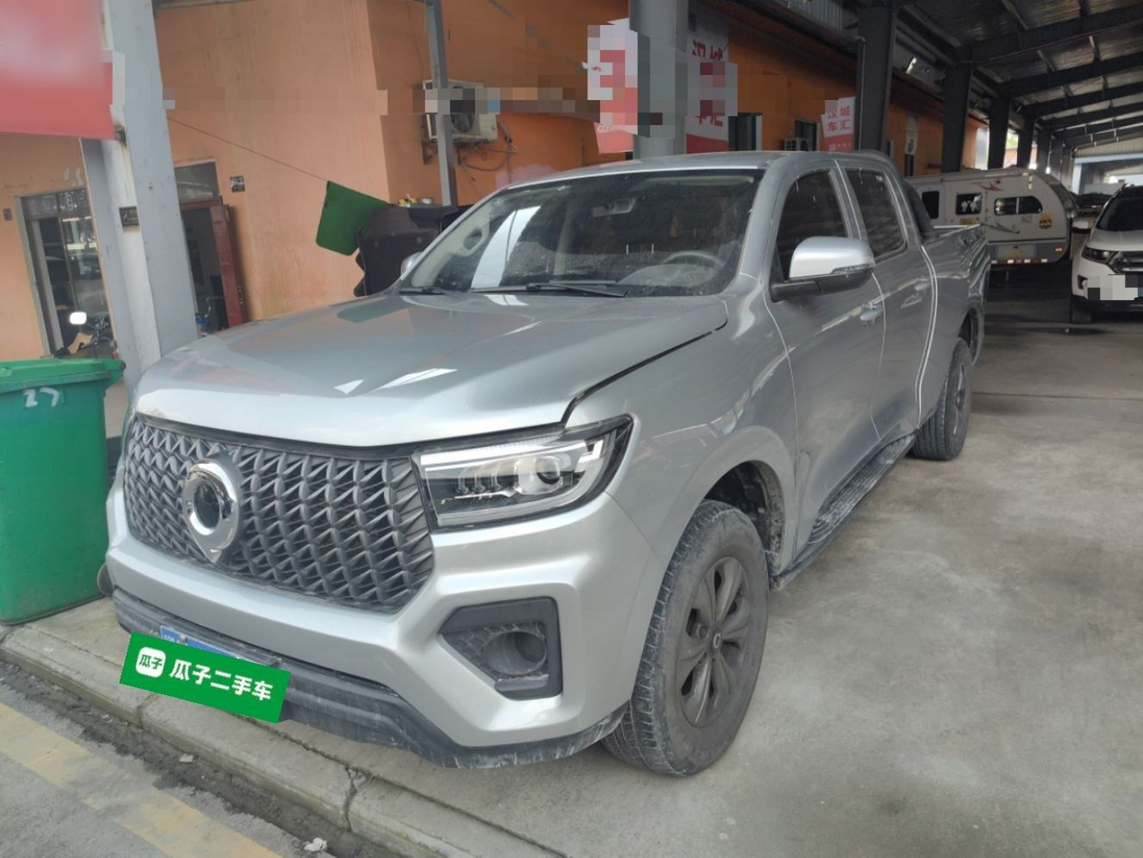 تحت مقدمة السيارة