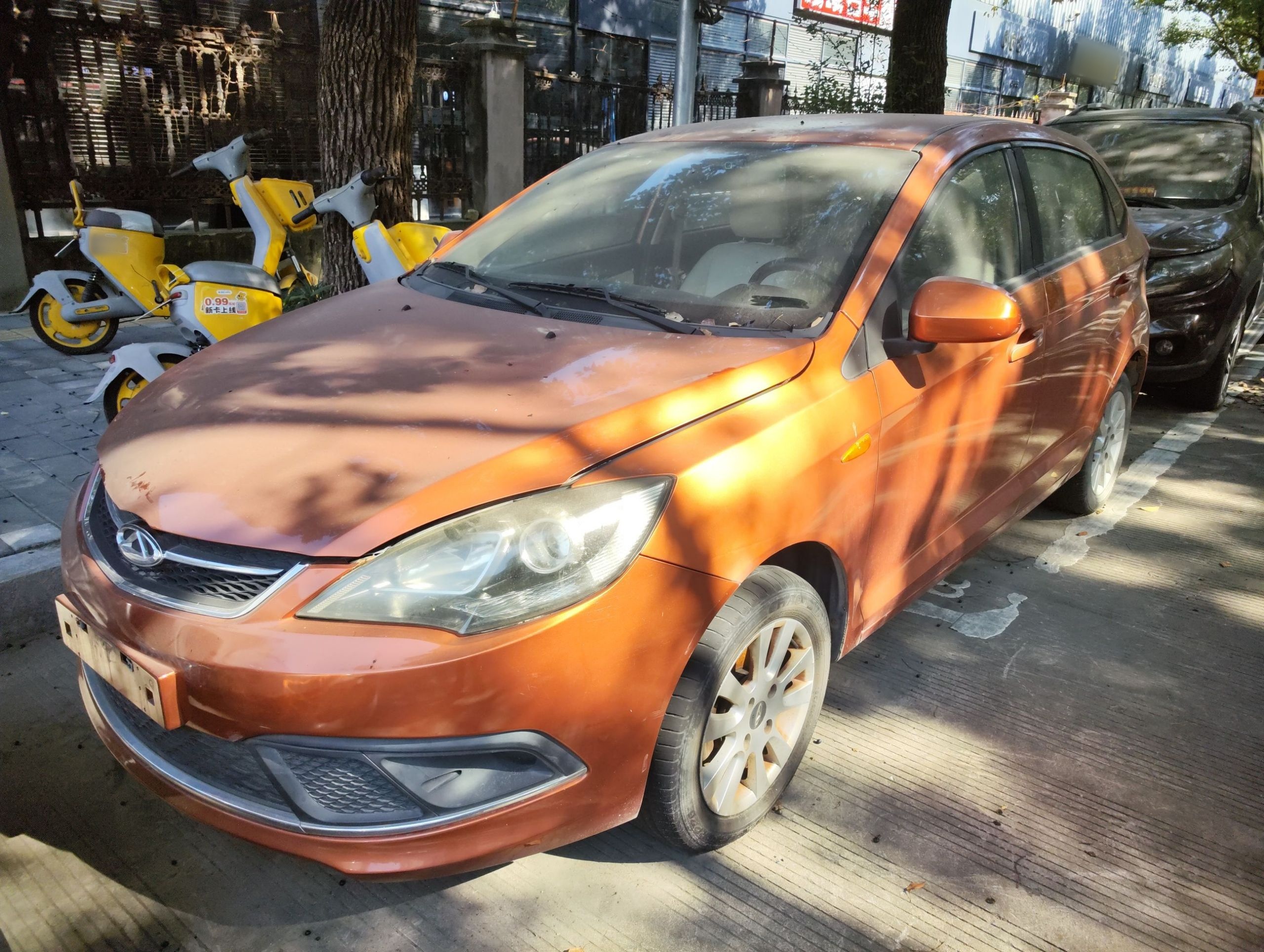 تحت مقدمة السيارة