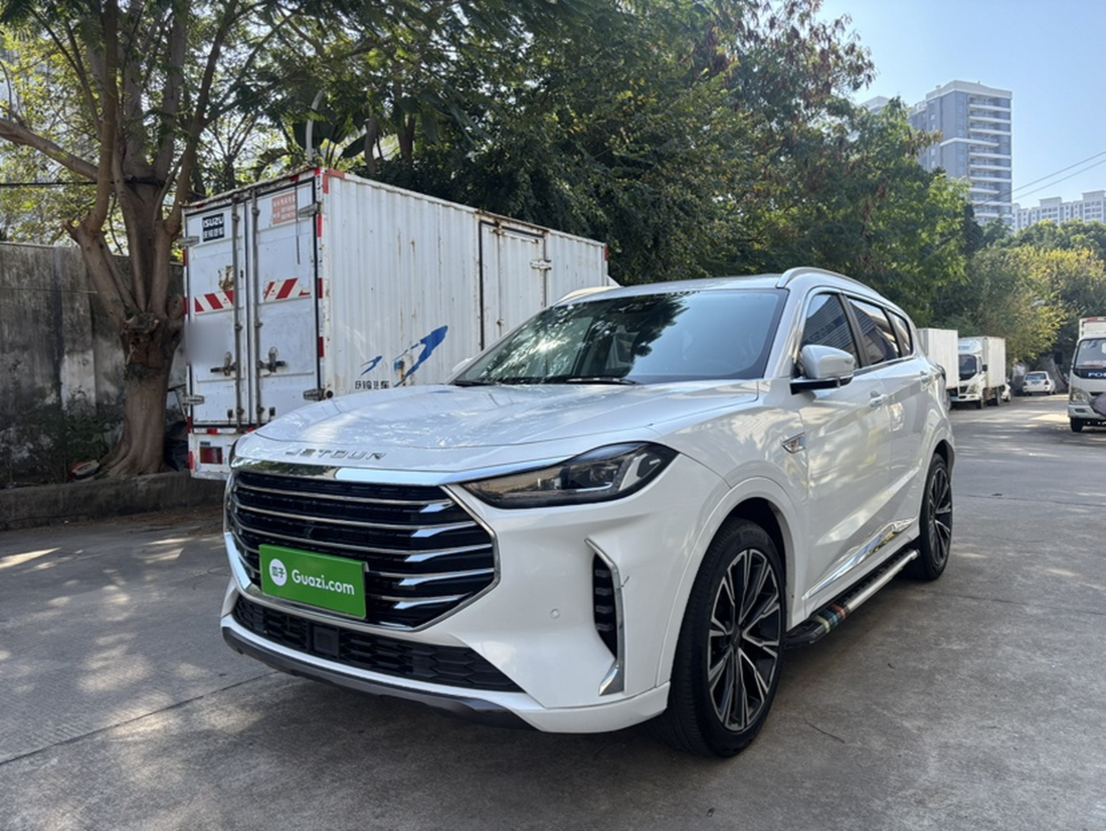 Под передней частью автомобиля