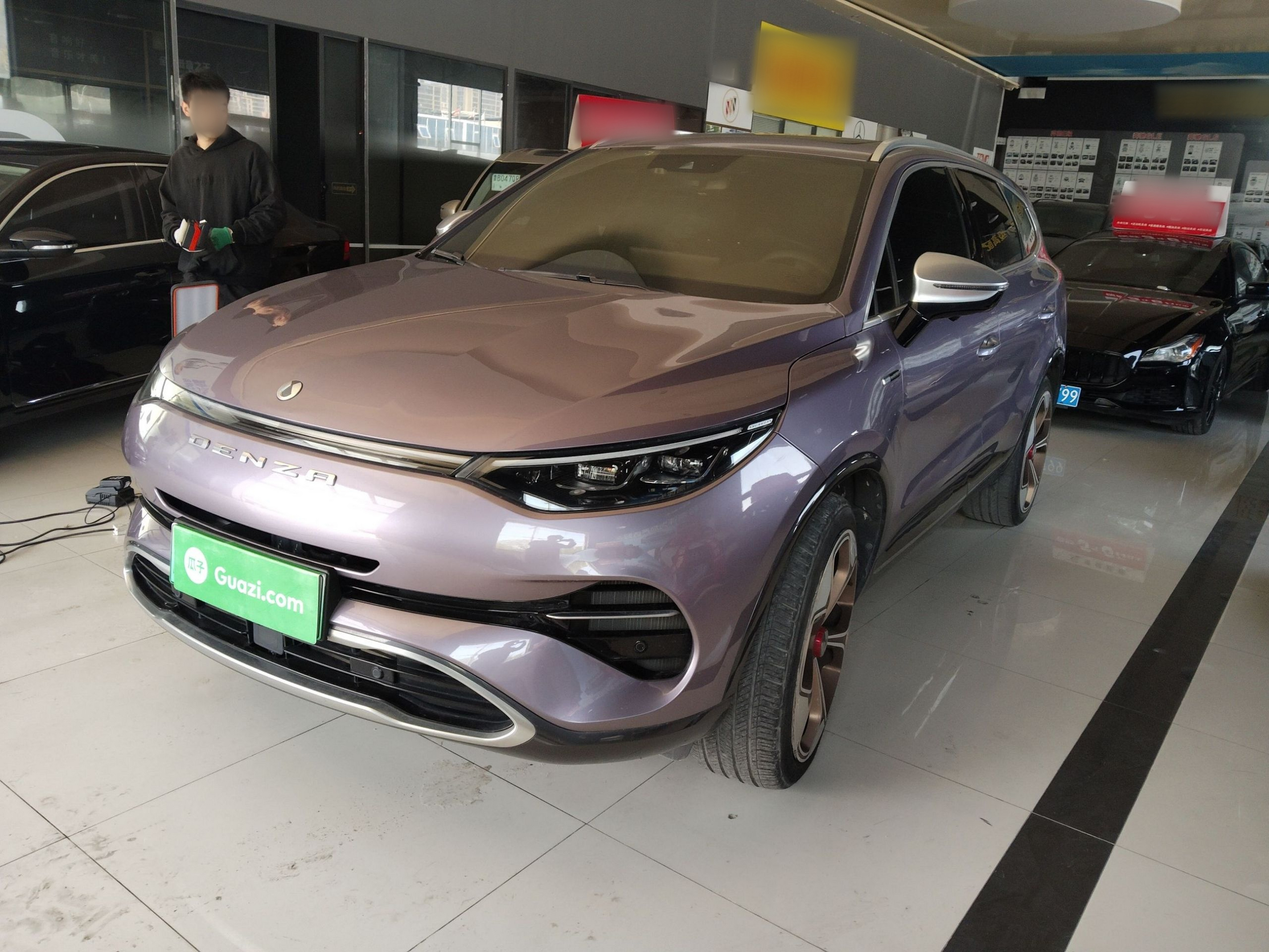 تحت مقدمة السيارة