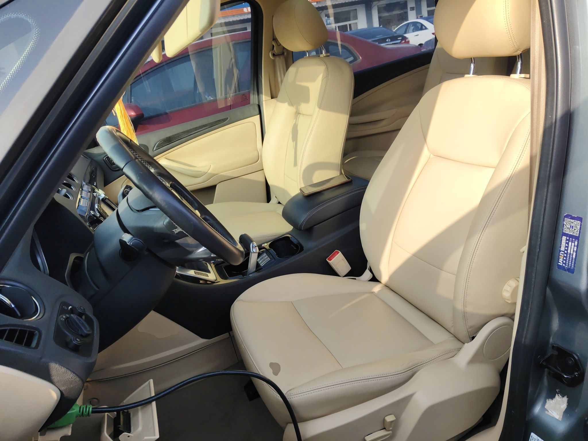 المقاعد الأمامية داخل السيارة