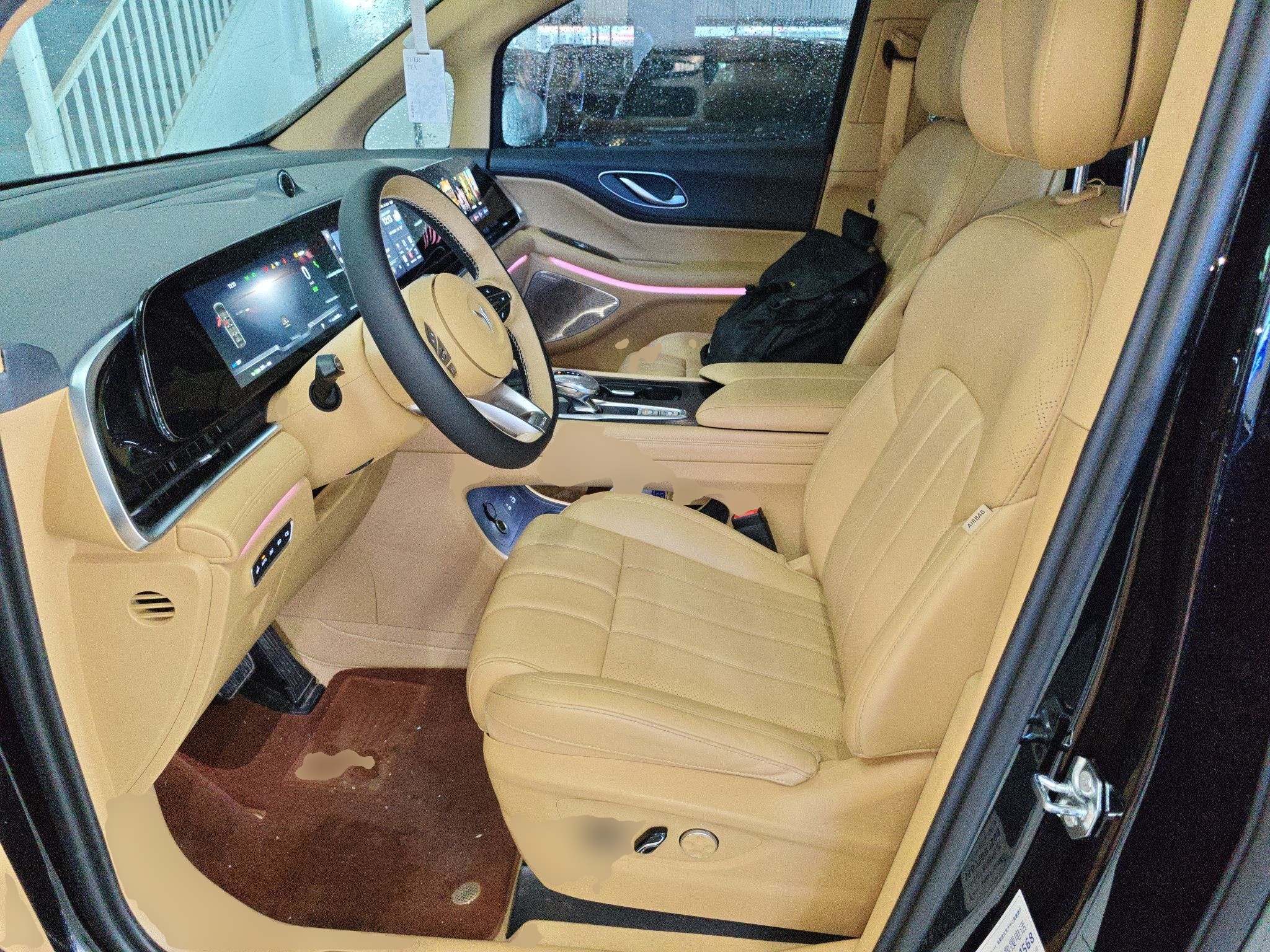 المقاعد الأمامية داخل السيارة