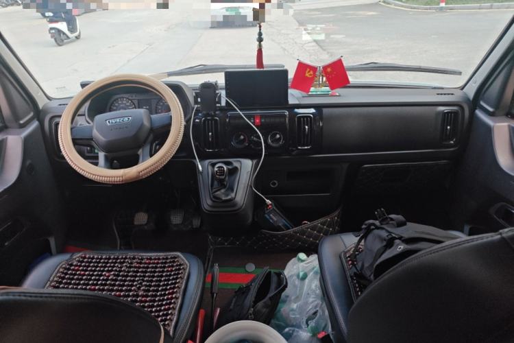 Used Iveco Daily 2022 2.5T A37 M1 Passenger Van 5-9 Seats Long Wheelbase Mid-Roof Design Dual Tires Side Sliding Doors
