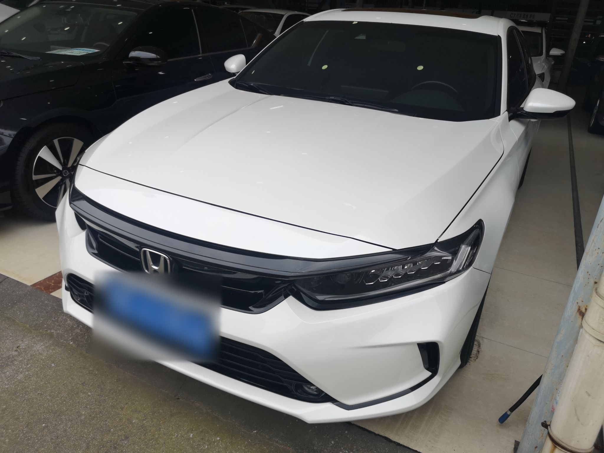 تحت مقدمة السيارة