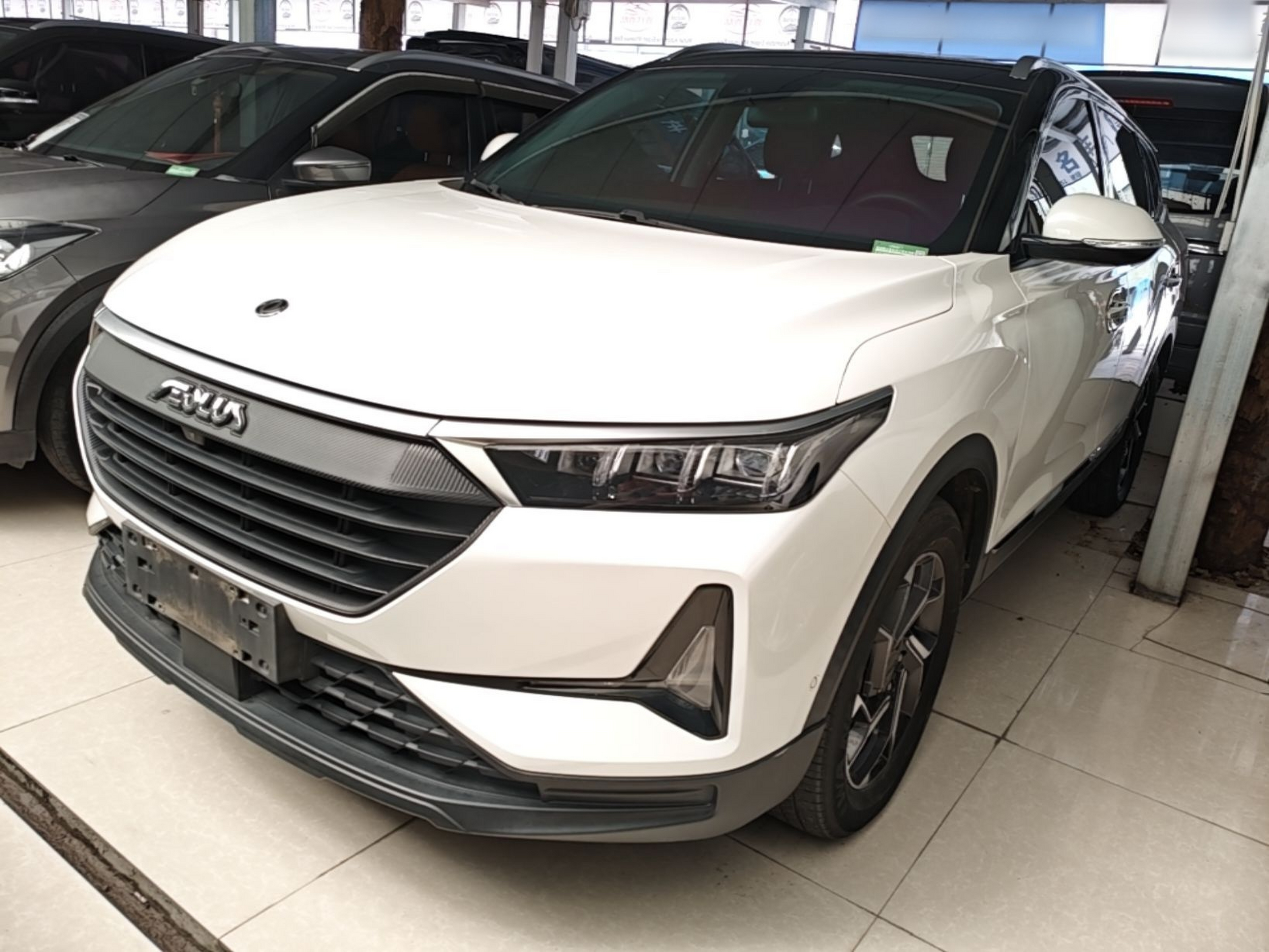 Под передней частью автомобиля