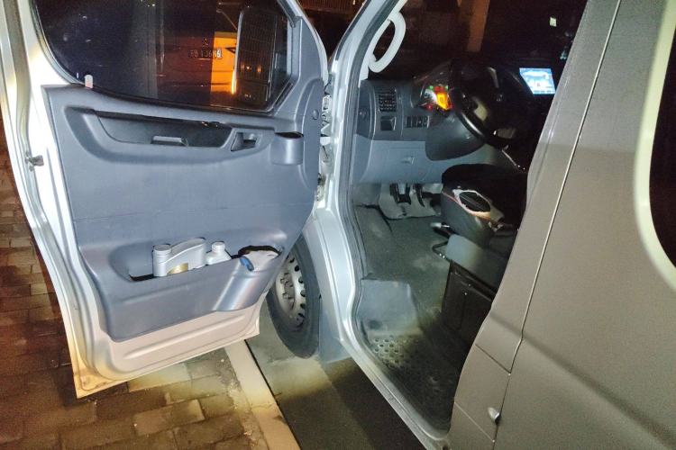 Used Dongfeng Yufeng 2021 2.0T Power King Front-Drive Logistics Vehicle Long Wheelbase Mid-Roof Design 6–9 Seats China VI Emission Standard ZD20