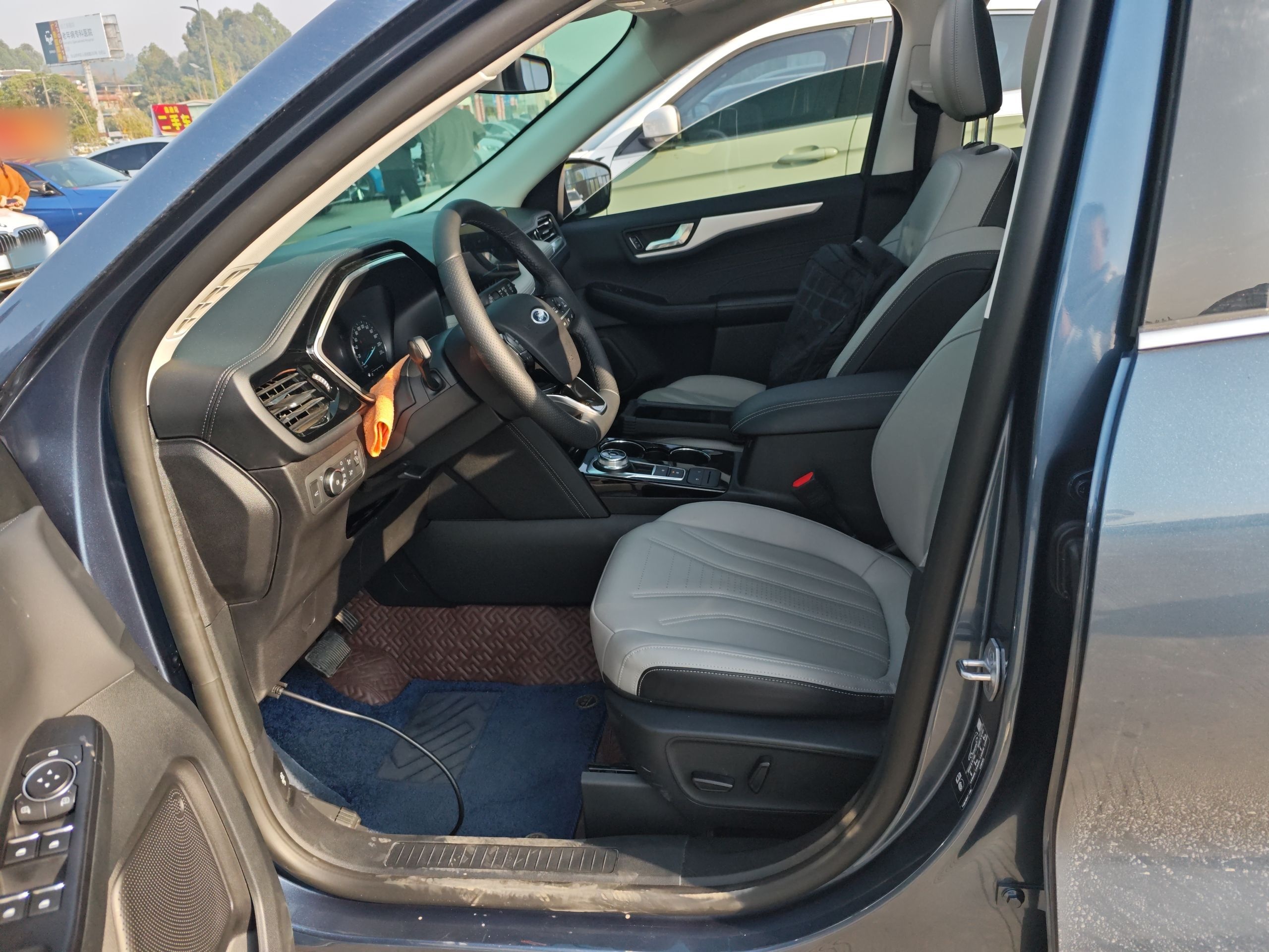 Переднее сиденье в автомобиле