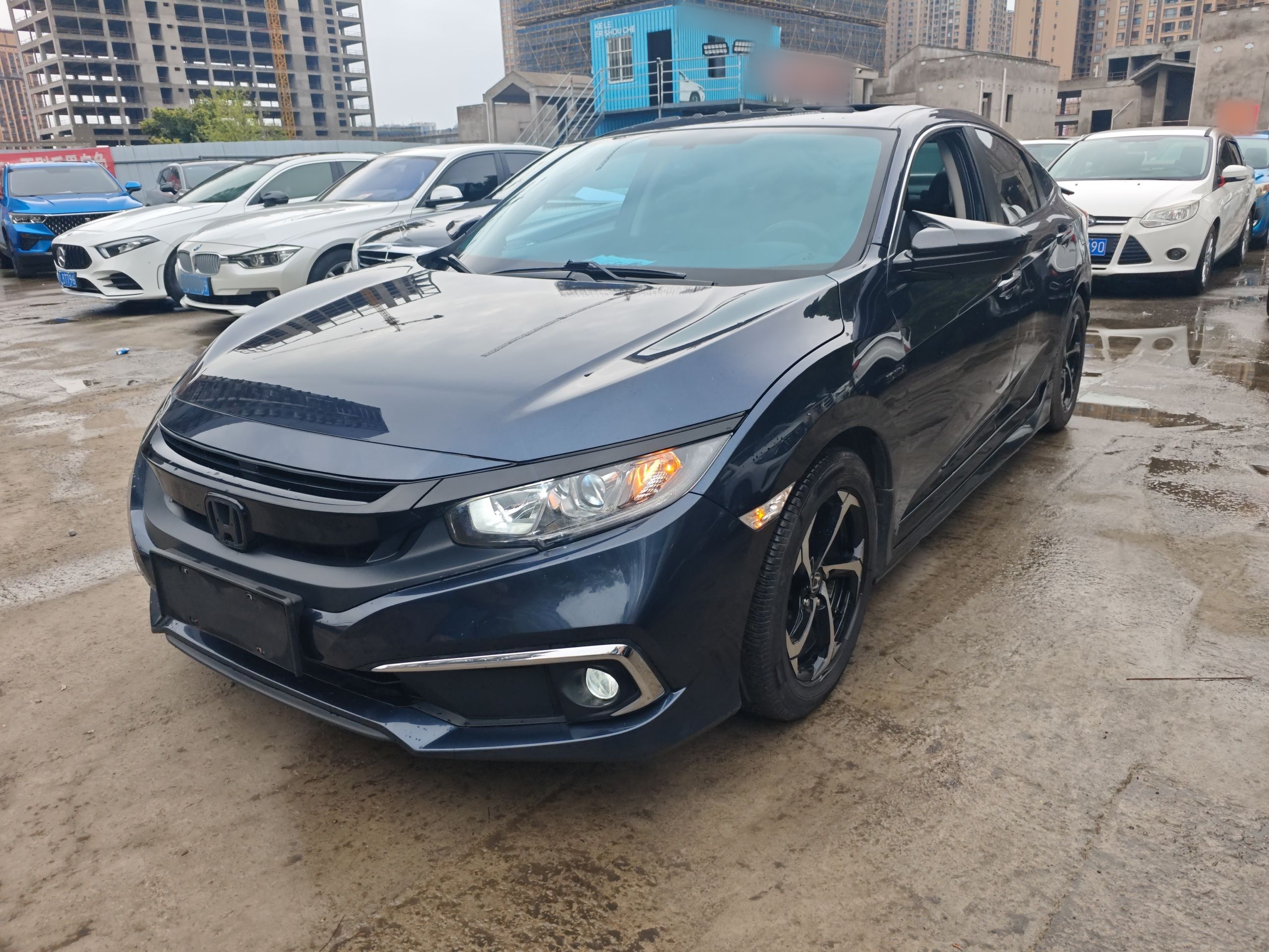 Под передней частью автомобиля