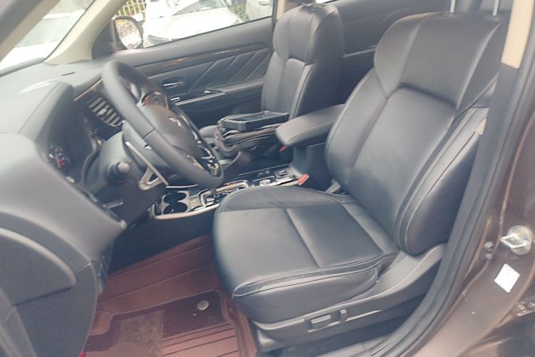 Used Mitsubishi Outlander 2019 2.4L 4x4 Zhi Xiang Edition 7 Seats China VI Standard