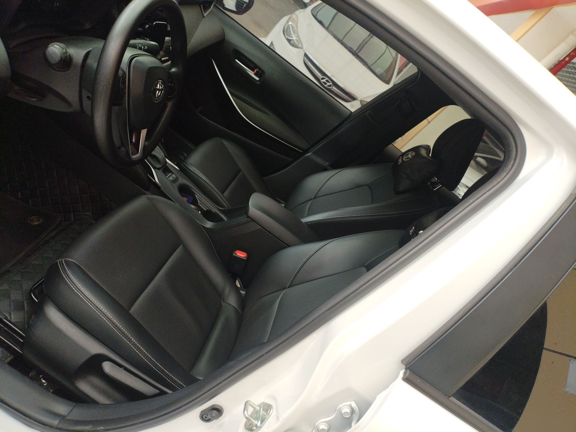 المقاعد الأمامية داخل السيارة