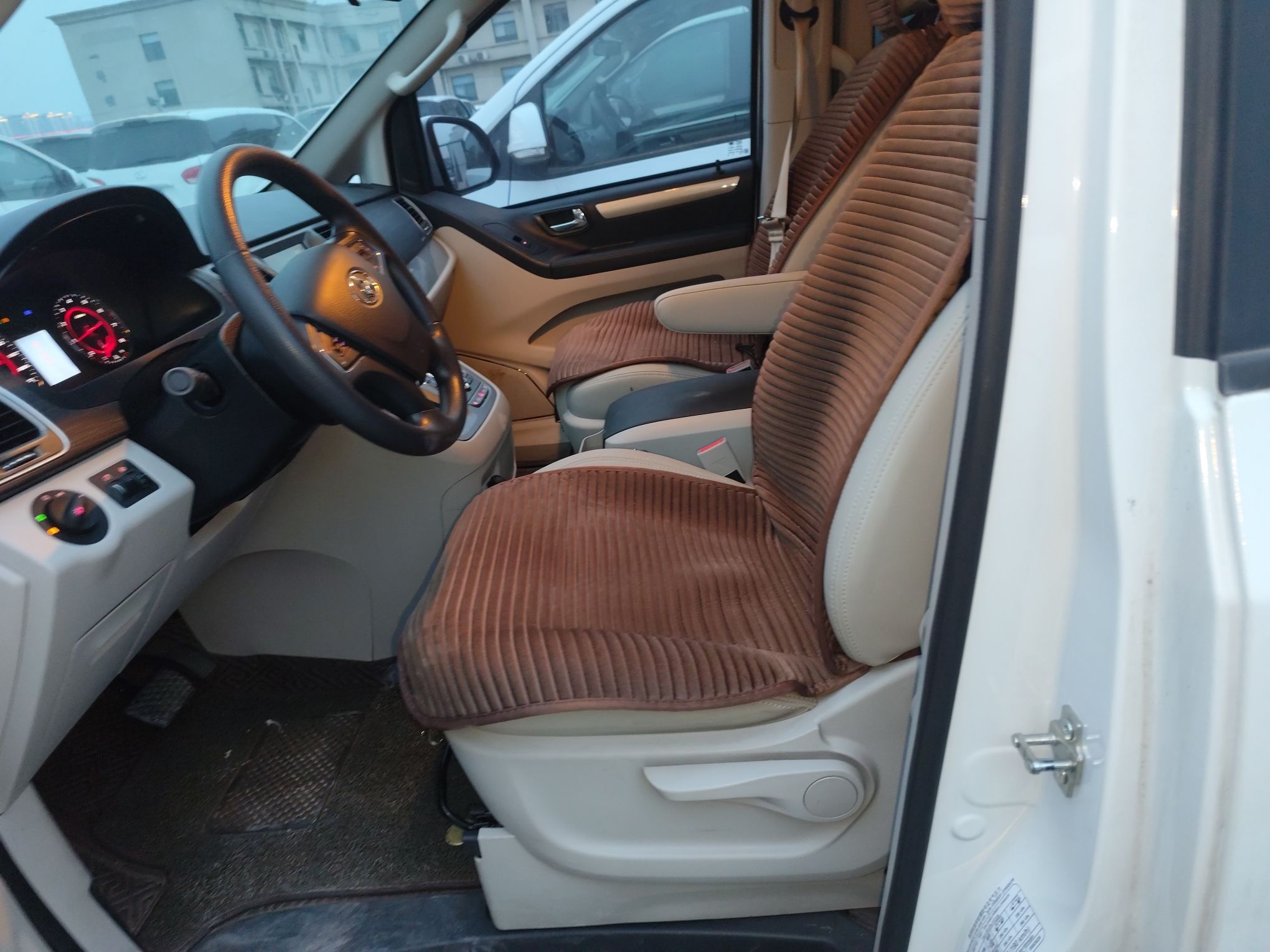 Переднее сиденье в автомобиле