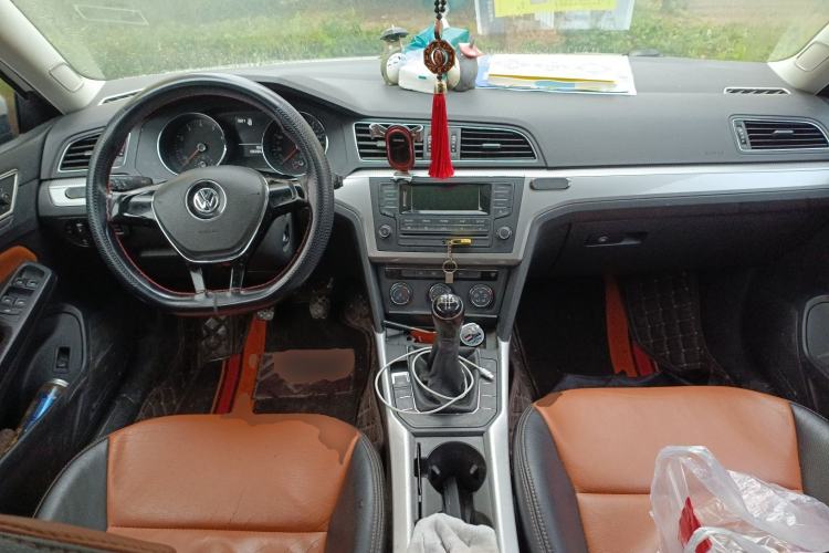 Used Volkswagen Lamando 2015 230TSI Manual Trend Edition Center Console