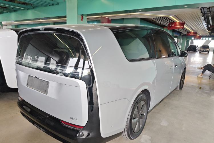 Used Li Auto MEGA 2025 Ultra Smart Refreshed Edition
