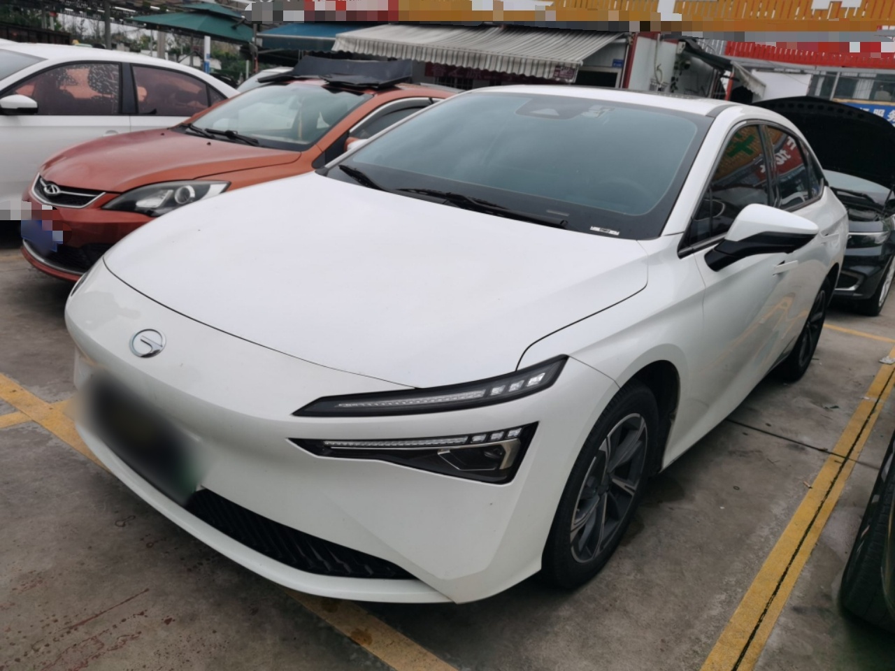 Под передней частью автомобиля