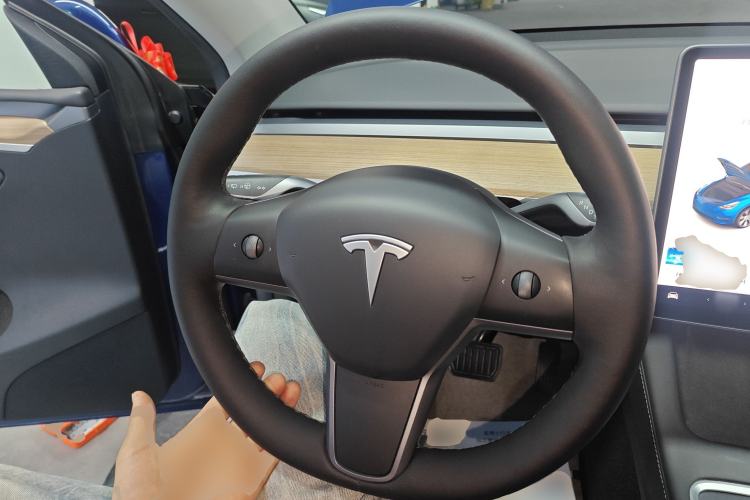 Used Tesla Model Y 2022 Long-Range All-Wheel-Drive Version Steering Wheel
