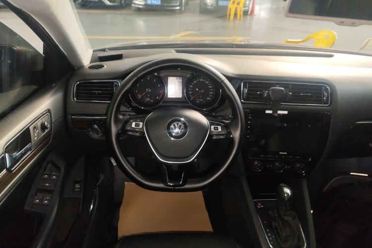 Used Volkswagen Sagitar 2015 230TSI Automatic Luxury Model
