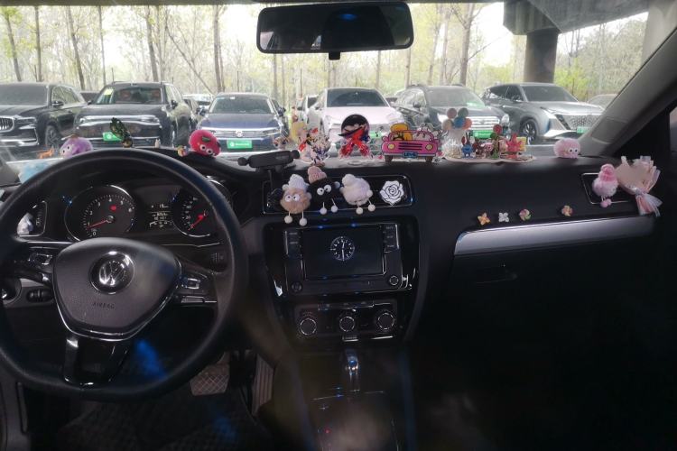 Used Volkswagen Sagitar 2015 1.6L Automatic Comfort Model Center Console