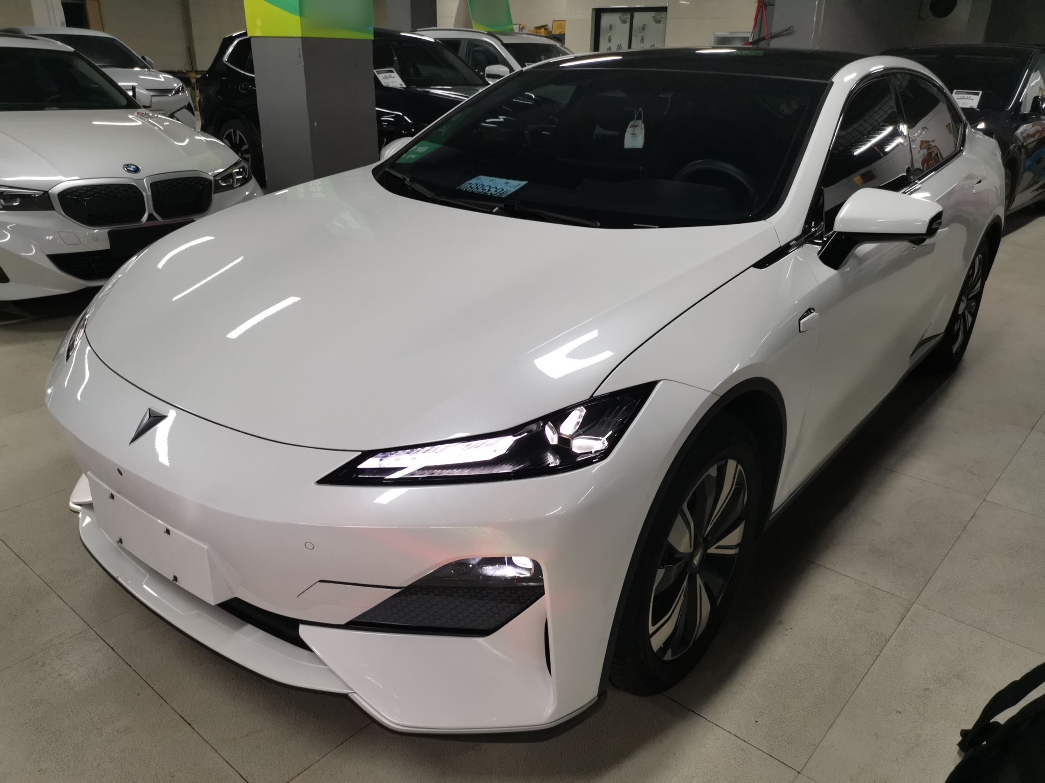 تحت مقدمة السيارة